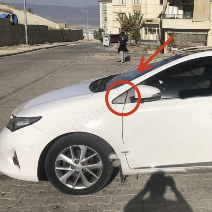 Toyota Auris Ayna Üçgeni