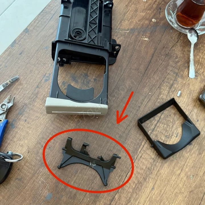 Toyota Auris Bardaklık Konnektörü