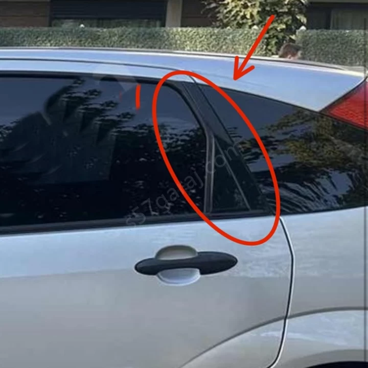 Ford Focus Mk1 2000-2006 Arka Kapı Üçgen Plastiği