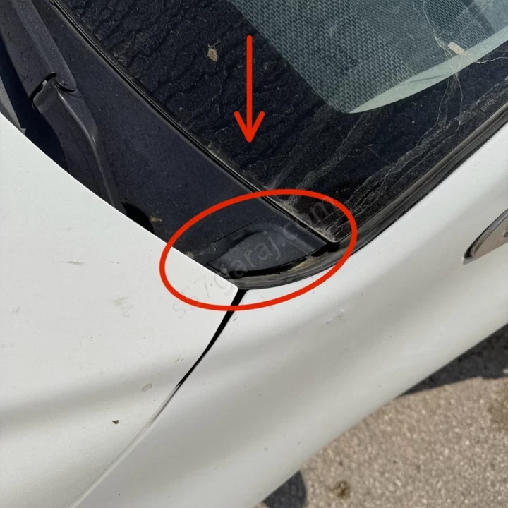 Toyota Corolla Ön Cam Köşe Plastiği